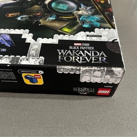 Retired LEGO Marvel Black Panther Shuri’s Sunbird 76211 - Picture 3 of 8